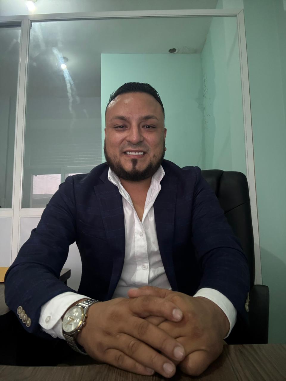 Ab. Lenin Carrión en oficina